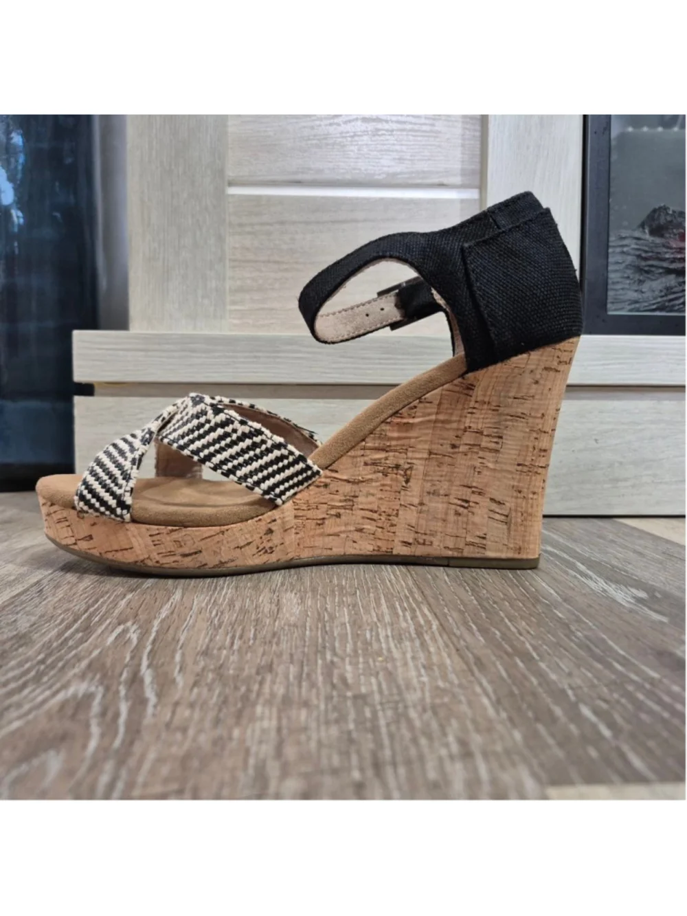 Women's TOMS Black & Beige Cork Wedge Sandals Size 7.5 nwot
